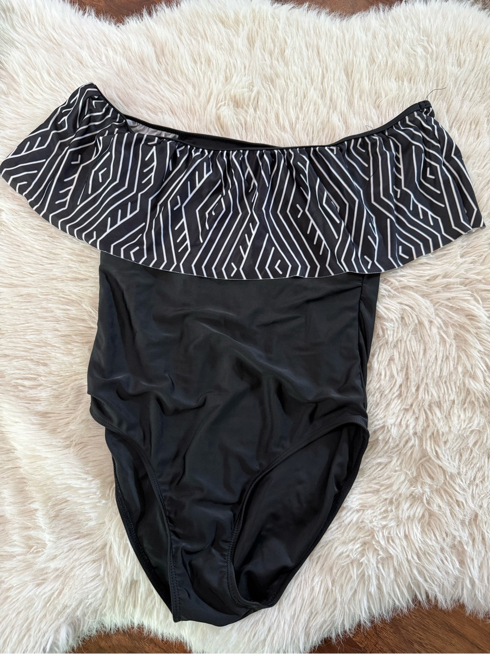 Cupshe Black Off-Shoulder Ruffle One-Piece Swimsuit with White Geometric Print